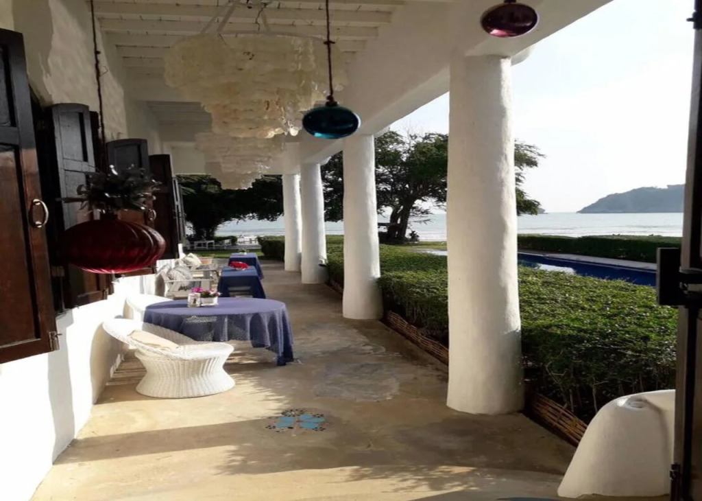 Brassiere Beach Resort
