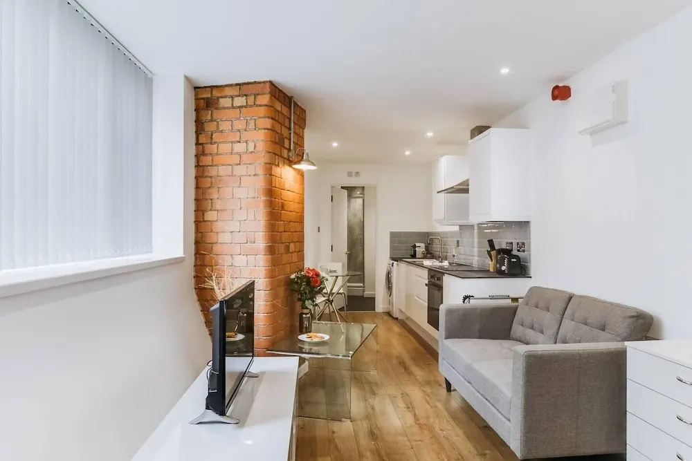 1BR amazing refurbished studio located in central Leicester