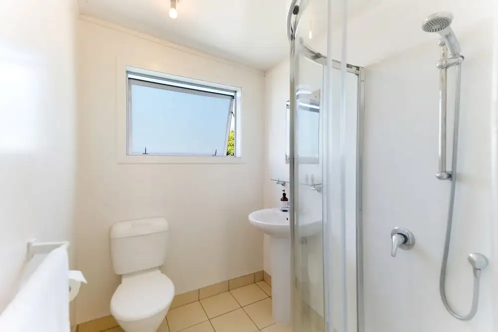 Tiri Cottage - Sea Views in Oneroa by Waiheke Unlimited