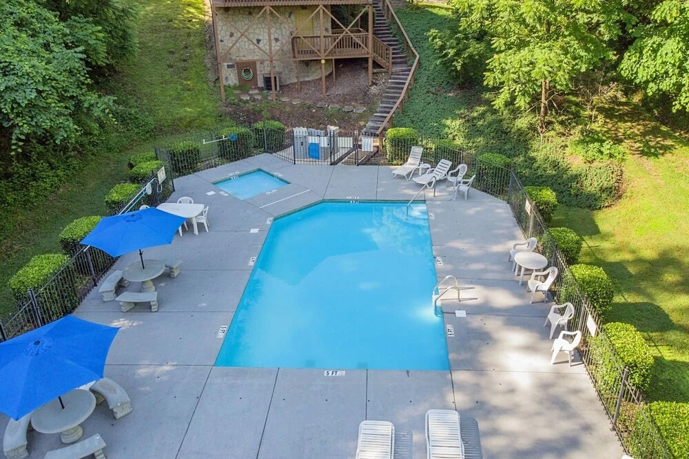 Tranquility - Quiet And Comfortable Cabin! Close To The Tanger Outlet Shopping 2 Bedroom Cabin by RedAwning