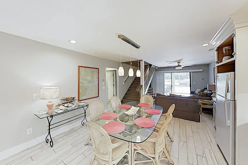 New Listing! Updated Golf Course Condo, Near Beach cottage