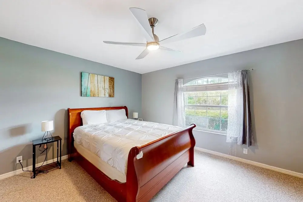 Spacious Home With Enclosed Pool, Open Layout, Washer/dryer, Internet, & AC