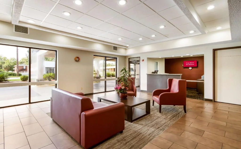Red Roof Inn & Suites