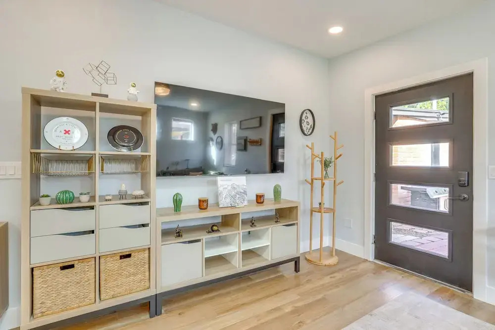 4 Mi to Dtwn Phx: Couples Escape w/ Shared Patio