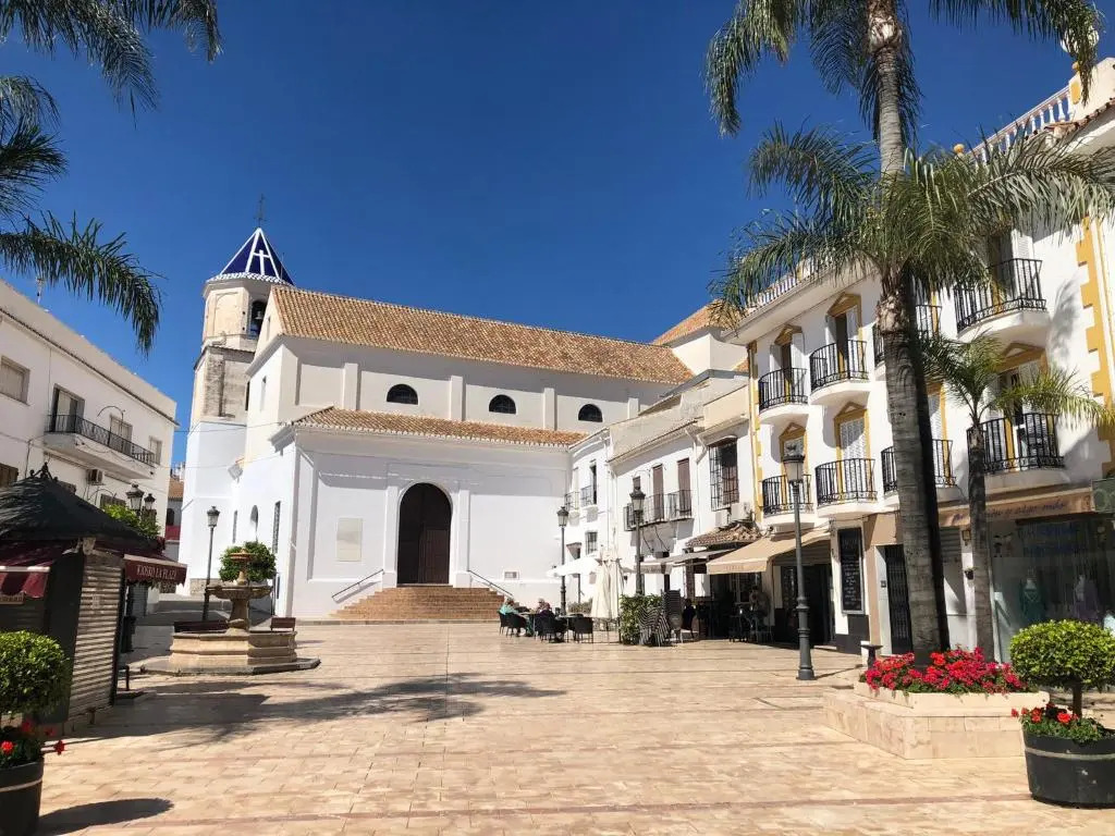 Apartment - Sleeps 4 - Parking - Garden - Pool