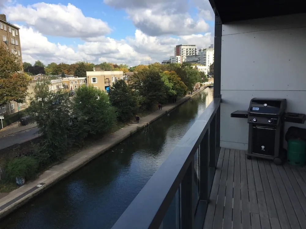 2 Bedroom Canal Apartment Close to Shoreditch