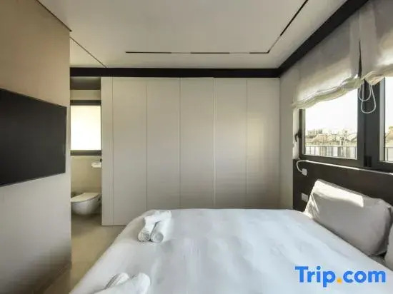 Modern and Vibrant 1BR apt with Private Balcony
