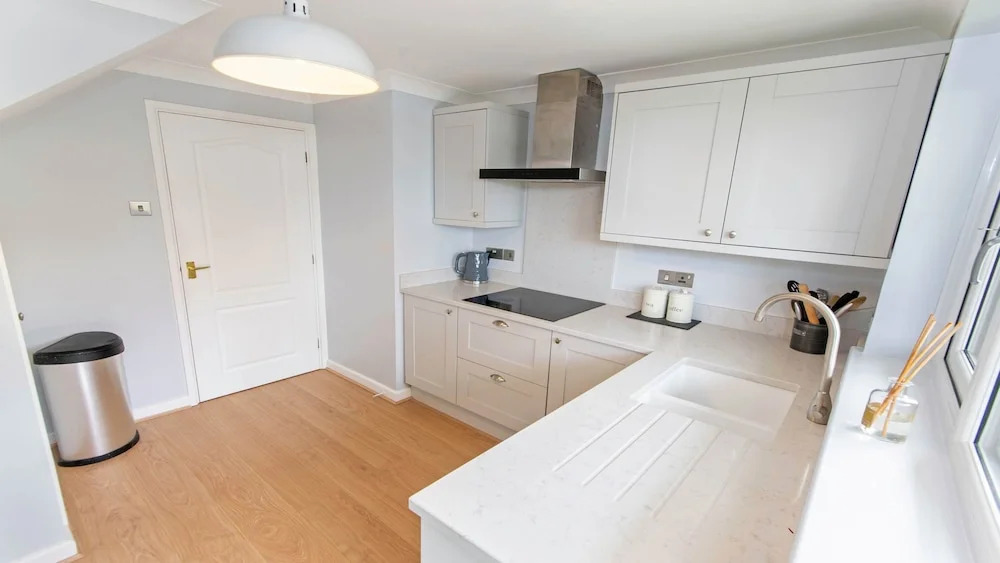 Oceanside Sleeps 6 Walk to Beach Stylish