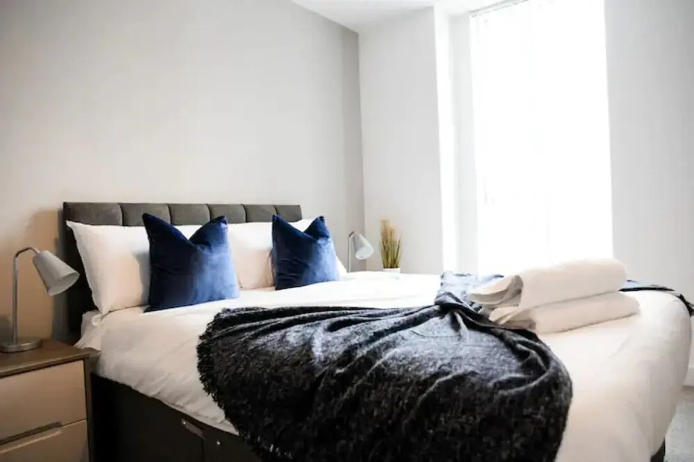 Spacious 2 Bedroom Flat with Balcony Close to Train Station