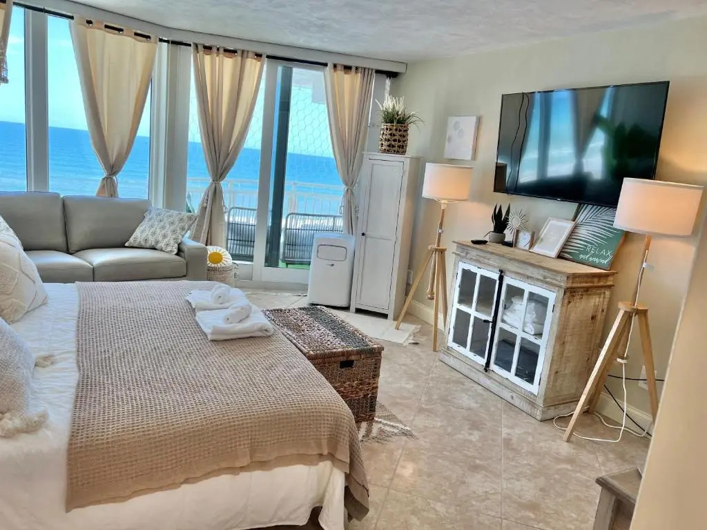 Lovely Ocean front for 5; It sleeps up to 12.