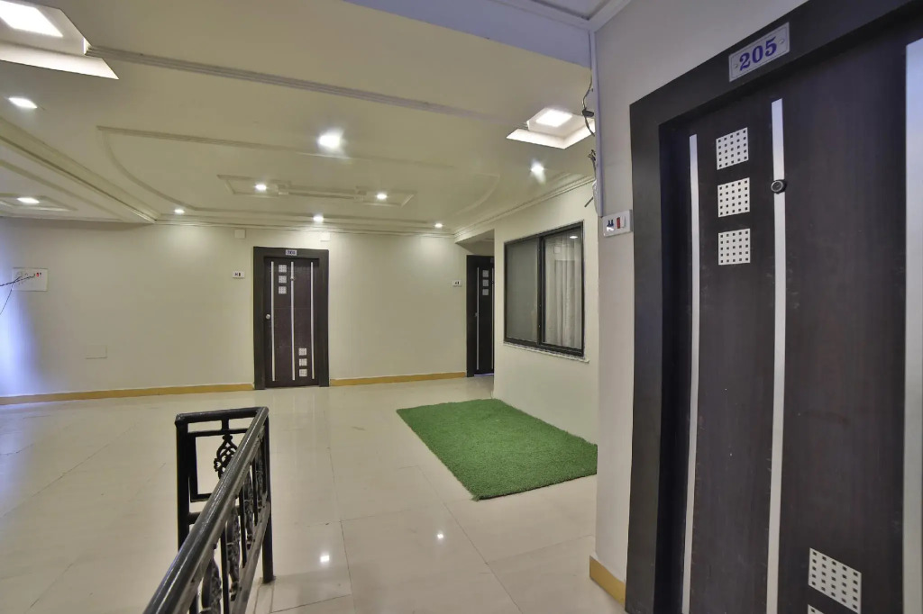 OYO 41929 Hotel Loyal Residency