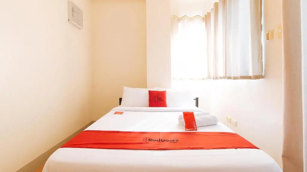 RedDoorz Plus @ IMU1 Suites Paranaque