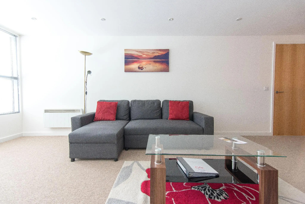 Comfortable Swindon Town Centre Apartments, FREE Parking, sleeps up to 8