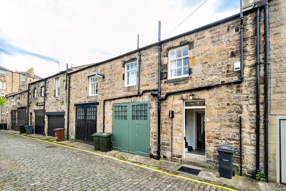 Quiet Mews House With Parking & Garden