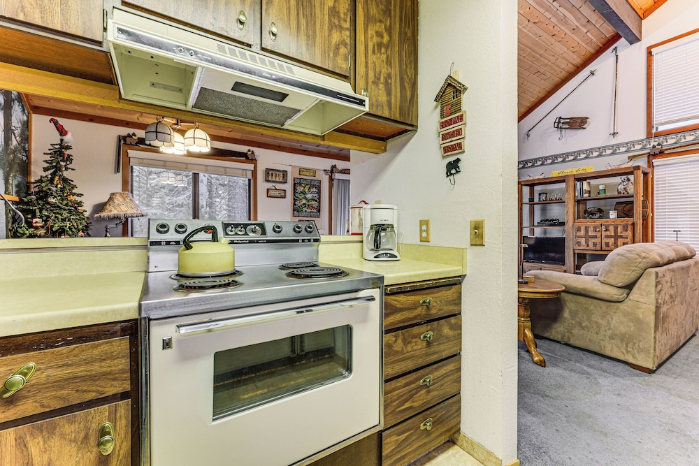 Community Perks & Watercrafts: Shaver Lake Condo