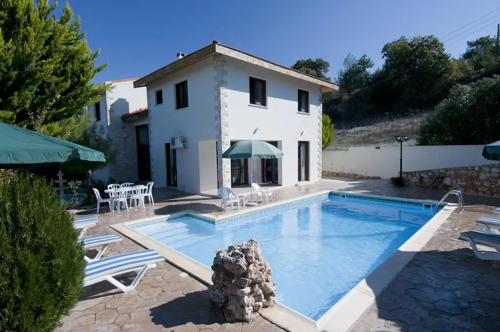 Loura Villa