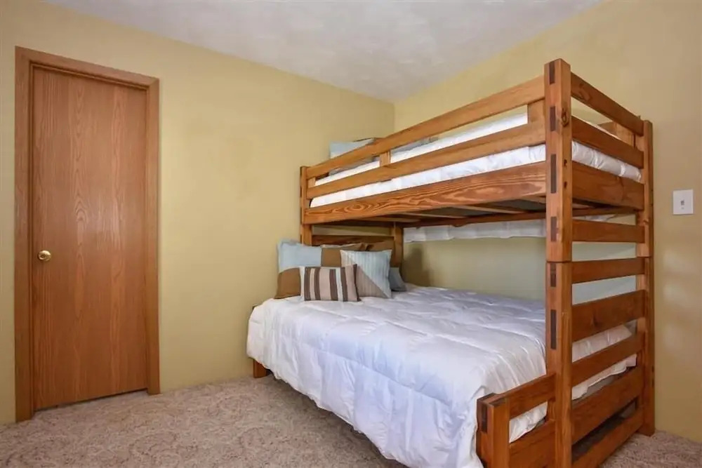 Seven Springs 4 BR Premium Condo, Sleeps 9 by RedAwning