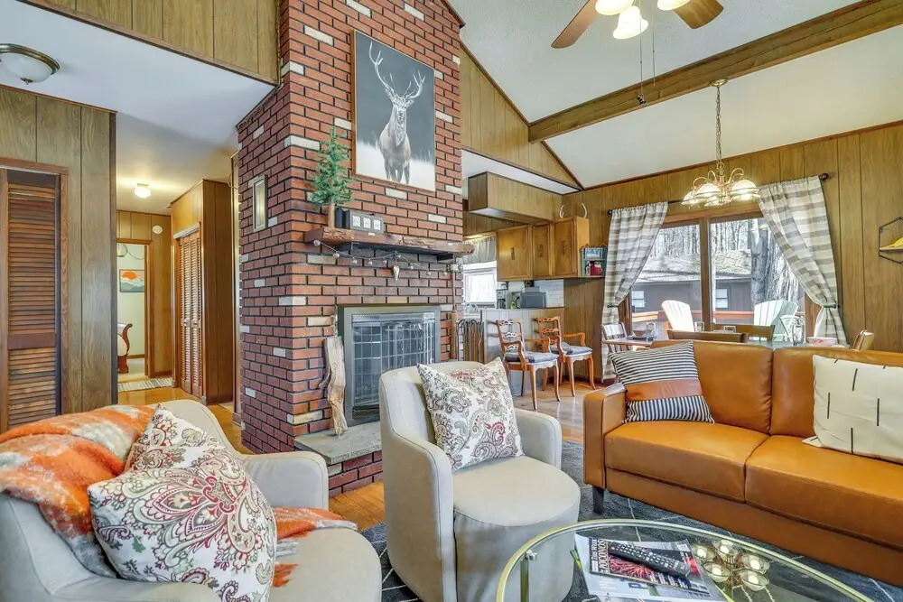 Cozy Pocono Lake Cottage w/ Fire Pit + Ping Pong!