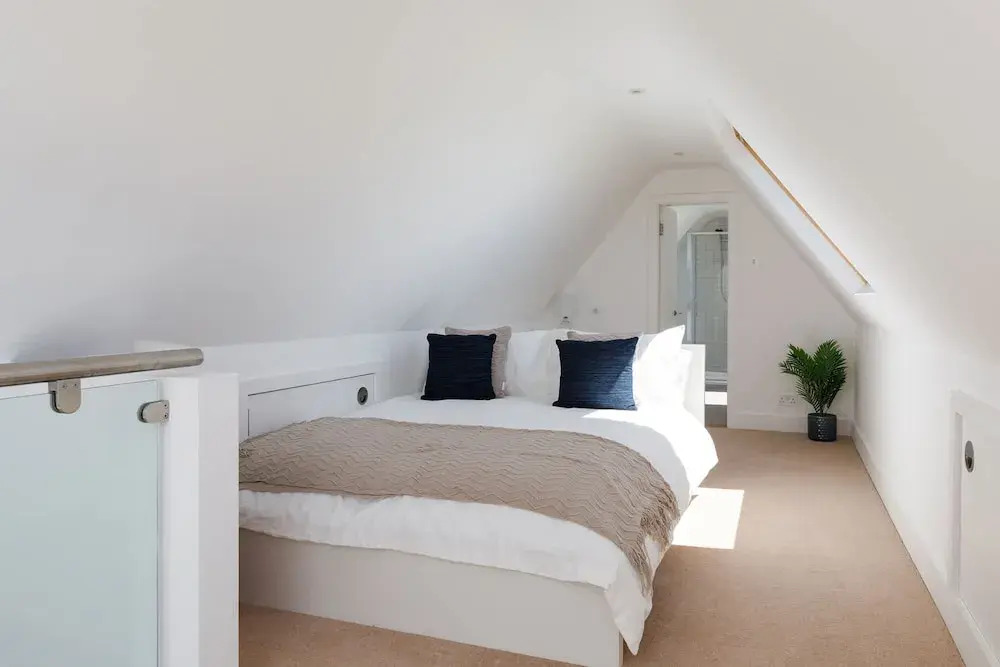 Gorgeous home for 12 - Walk to Beach - Sea View