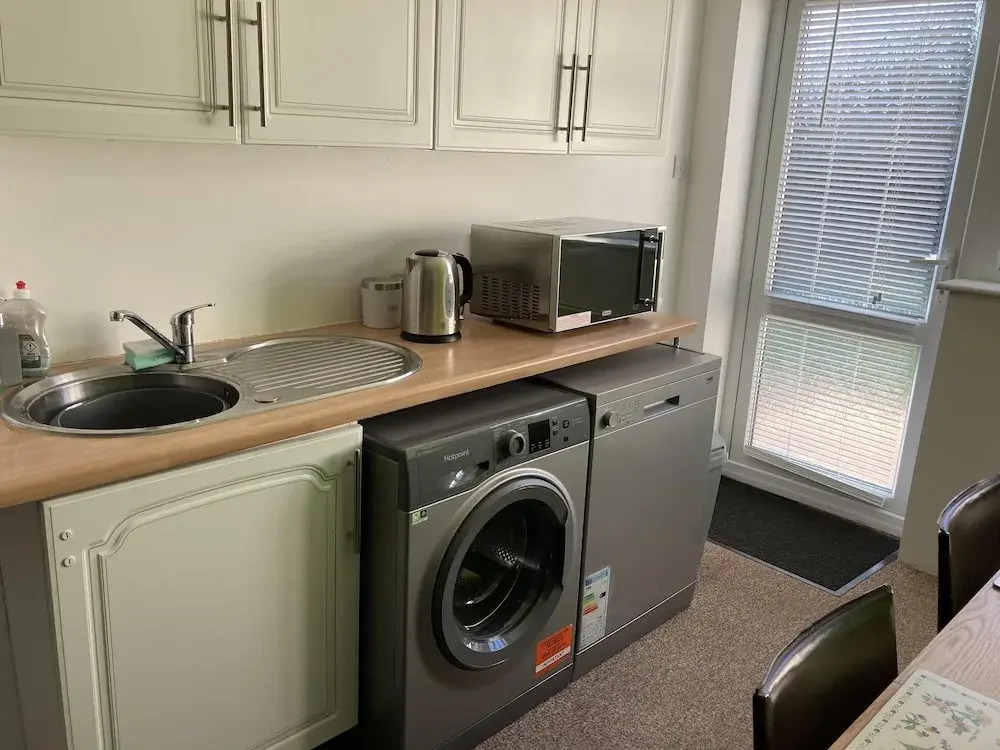 Large Detached House With off Street Parking Close to Heathrow