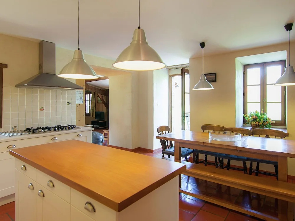 Exquisite Holiday Home in Issac With Swimming Pool