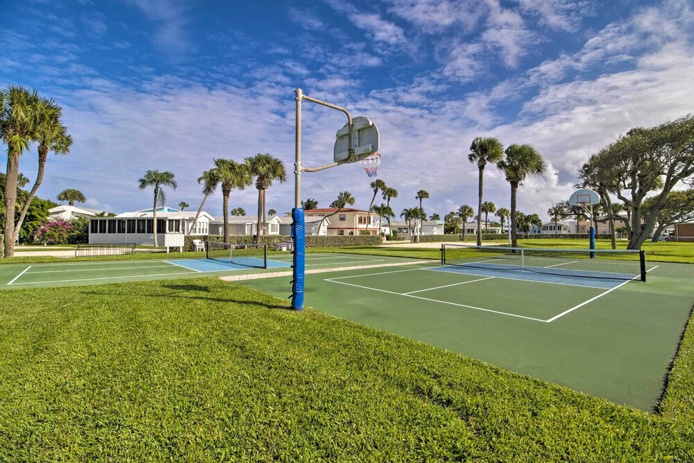 Pool Access, Walk to Beach! Cozy Jensen Beach Home