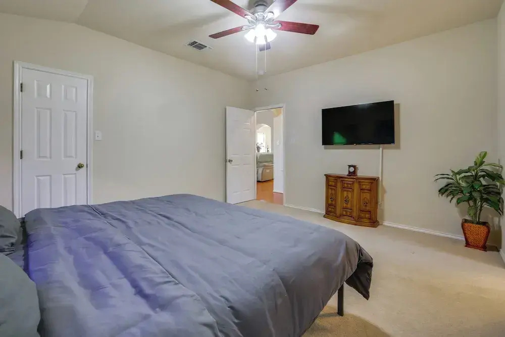 San Antonio Area Home w/ Deck, 14 Mi to Dtwn!