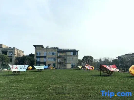Yishu Waterfront Hotel