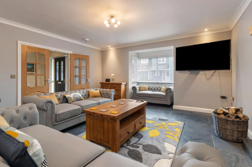 Maynor - Large Luxury House, Log Burner, Central Location