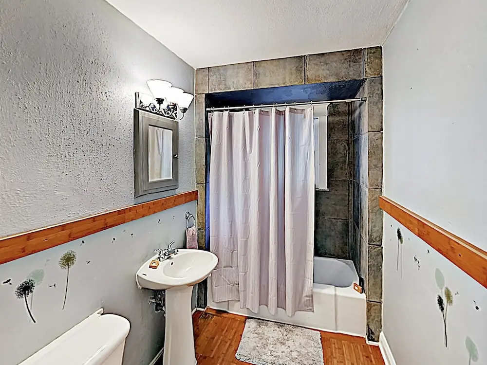 New Listing! Riverside W/ Dazzling Views 3 Bedroom Home