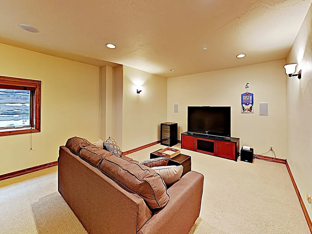 New Listing! Huge Townhome W/ Private Garage 4 Bedroom Townhouse