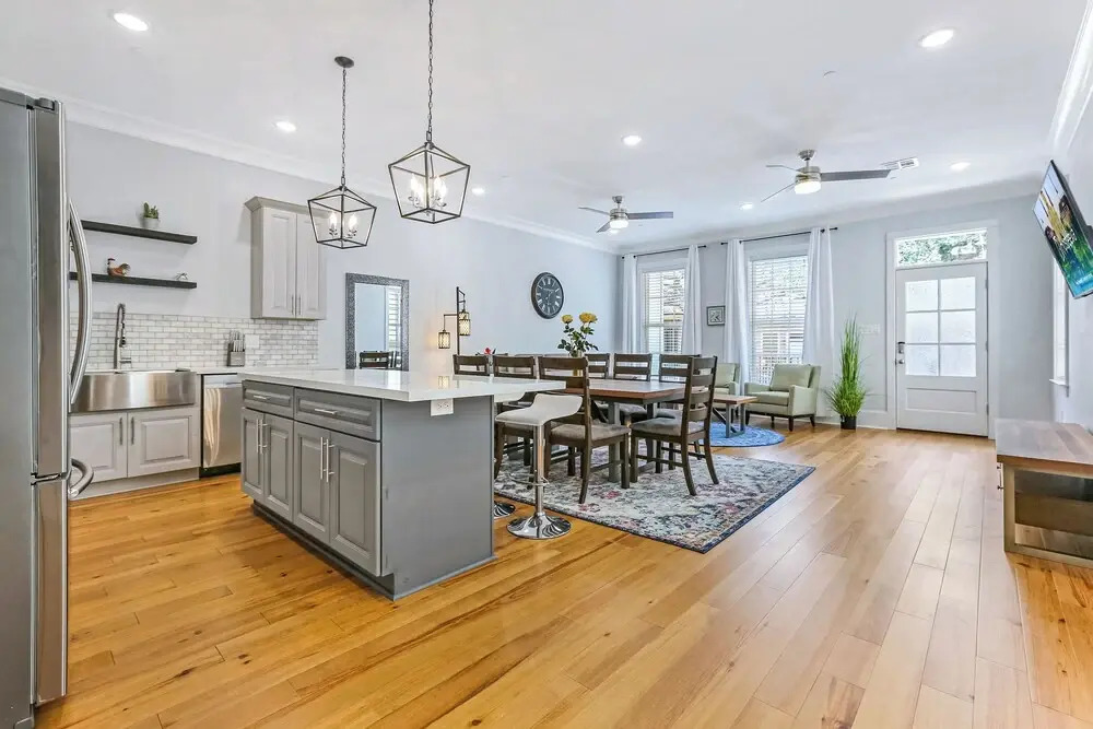 Stunning 4 BR Condo + Pool - Near St. Charles
