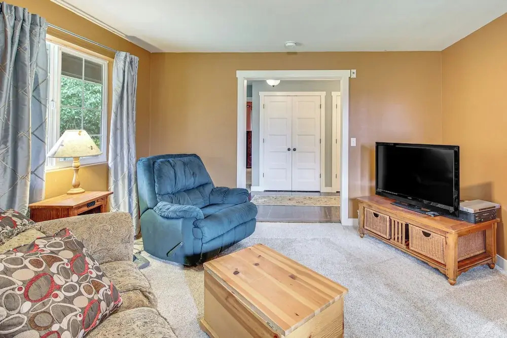 Hikes & Apples: Renovated Farmhouse in Gig Harbor!