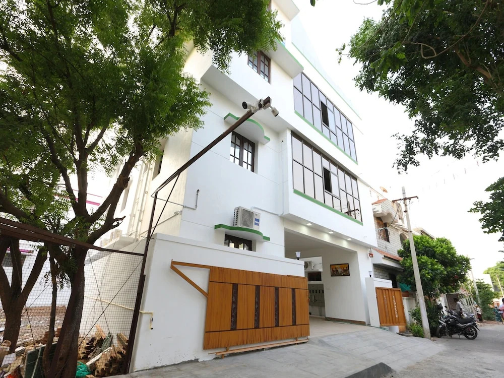 OYO 13858 Rithus Residency