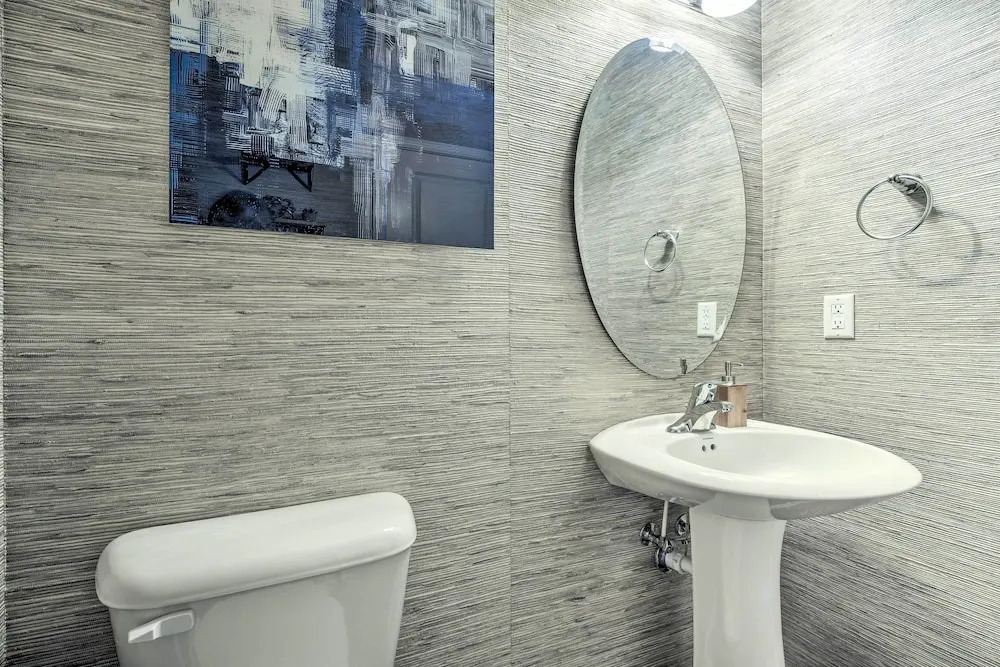 Sleek Durham Townhome Near Dtwn w/ Balcony!
