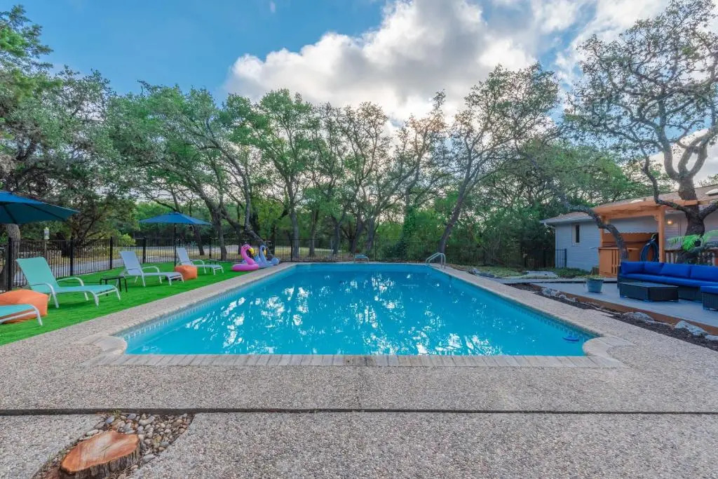 Luxury House with POOL, Private yard & BBQ area, 4 min from Fiesta Texas