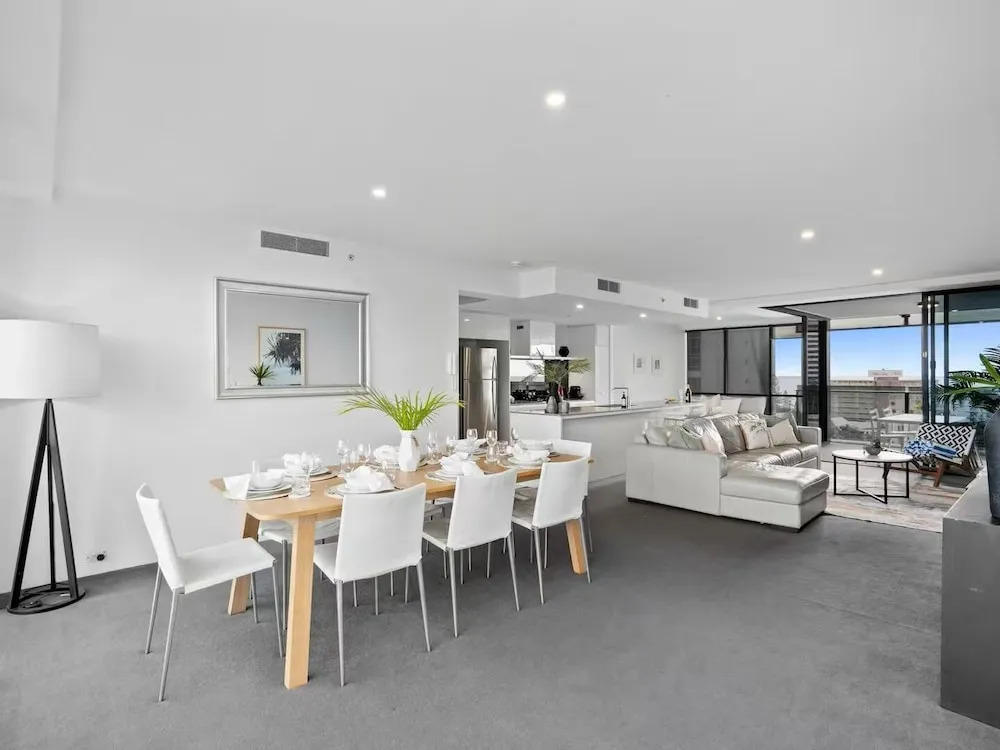 Scenic View 2 Bedroom Apartment - Pools, Gym and Secure Parking
