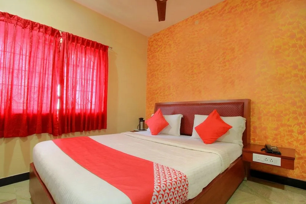 OYO 11585 Hotel Shreenithi