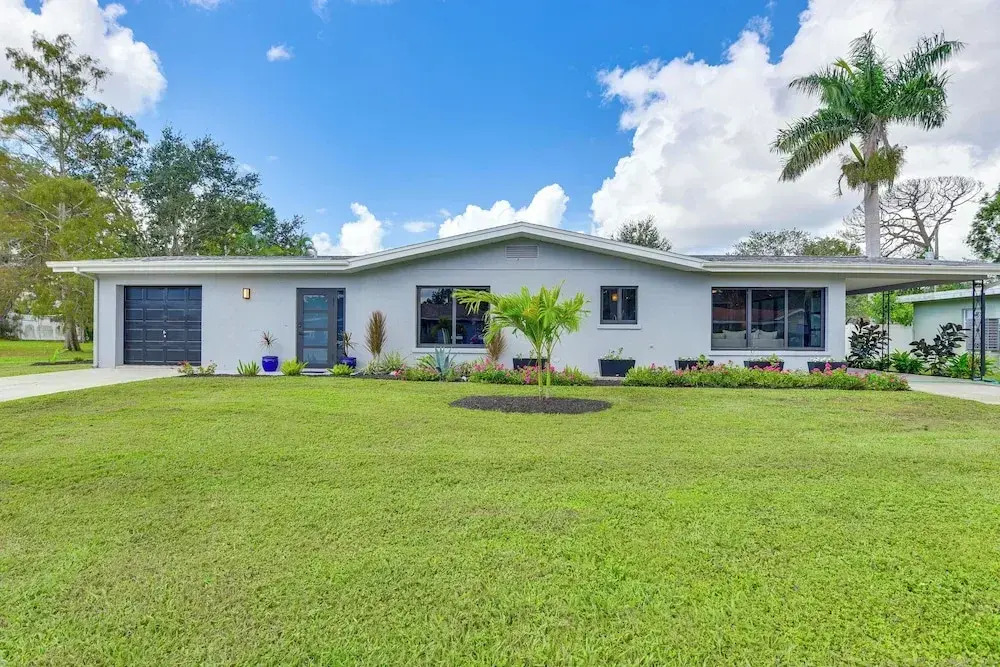 3 Mi to Downtown Bradenton: Family Home w/ Yard!
