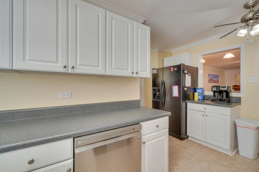 Oak Ridge Retreat w/ Porch < 1 Mi to Downtown