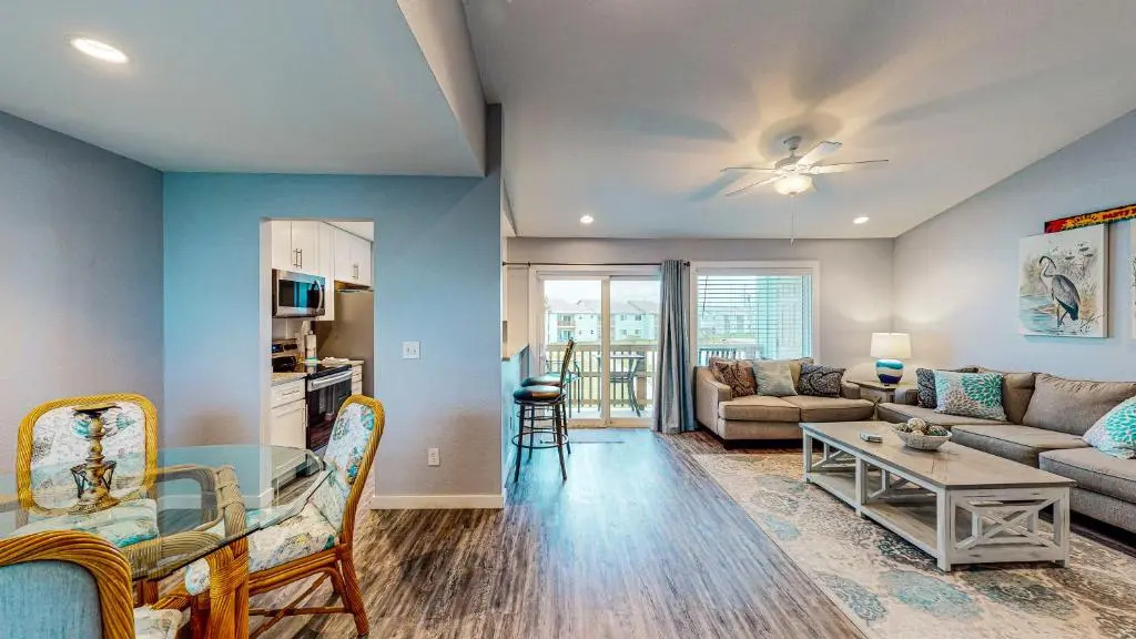 AH-H230 Newly Remodeled Second Floor Condo, Overlooking PoolHot Tub