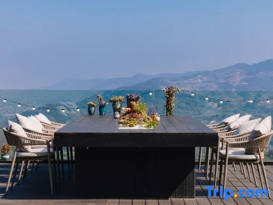Half Hidden - Peachland Mountain Boutique Resort & Spa