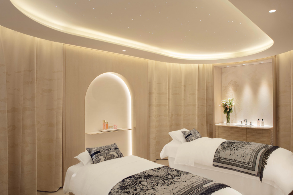 Отель Plaza Athenee