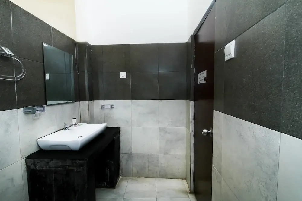 OYO 365 Kingsgate Transit Hotel