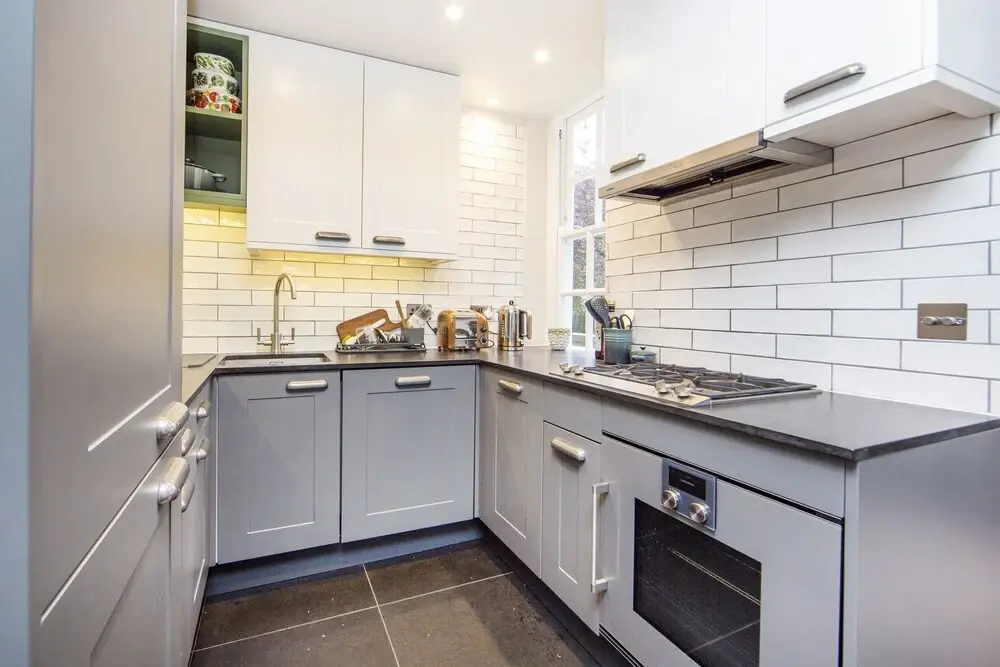 Super Convenient one bed Apartment With Terrace Just off Kensington High Street