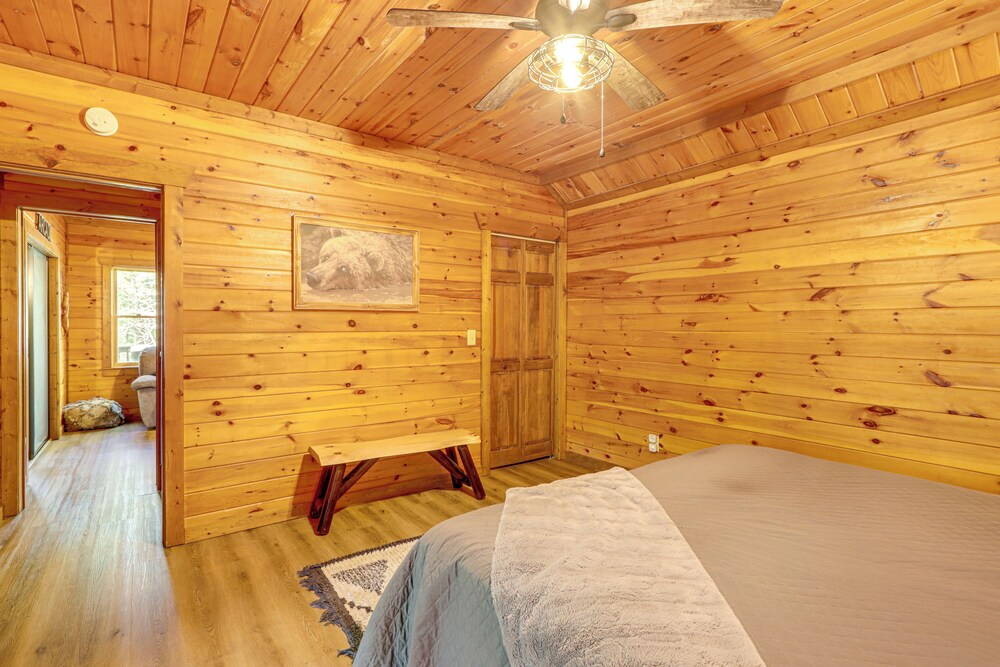 Blue Ridge Cabin w/ Hot Tub, Fire Pit, & Game Room