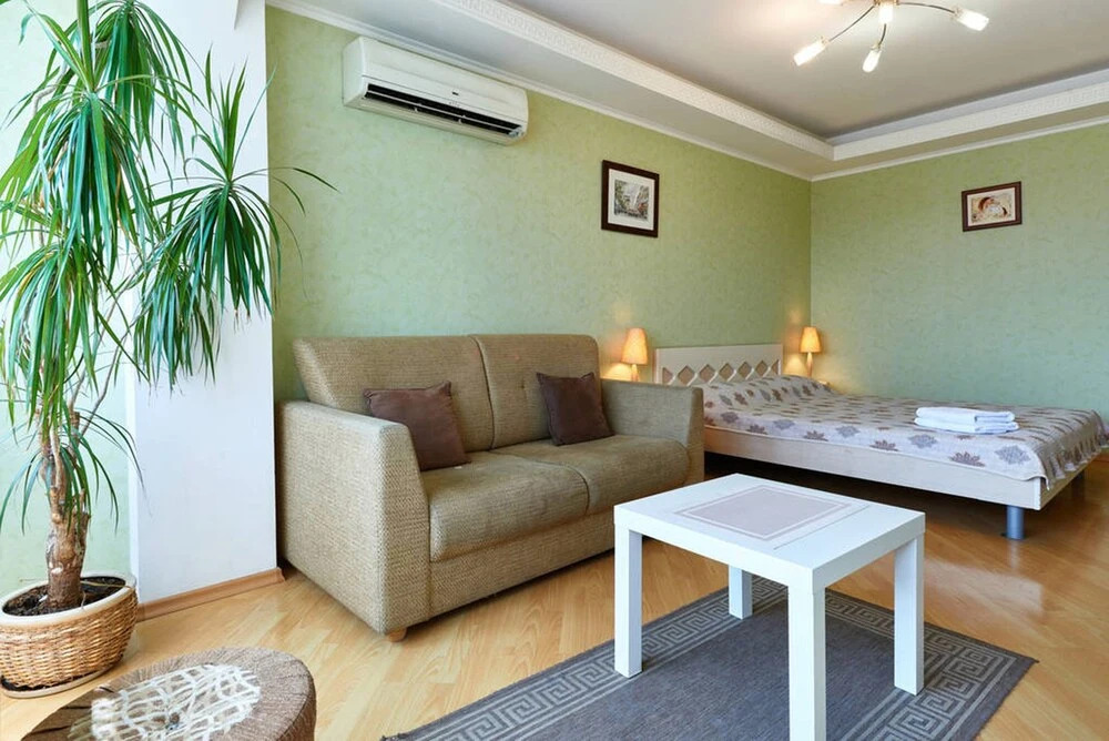 Апартаменты Home-Hotel, ул. Евгения Сверстюка, 8