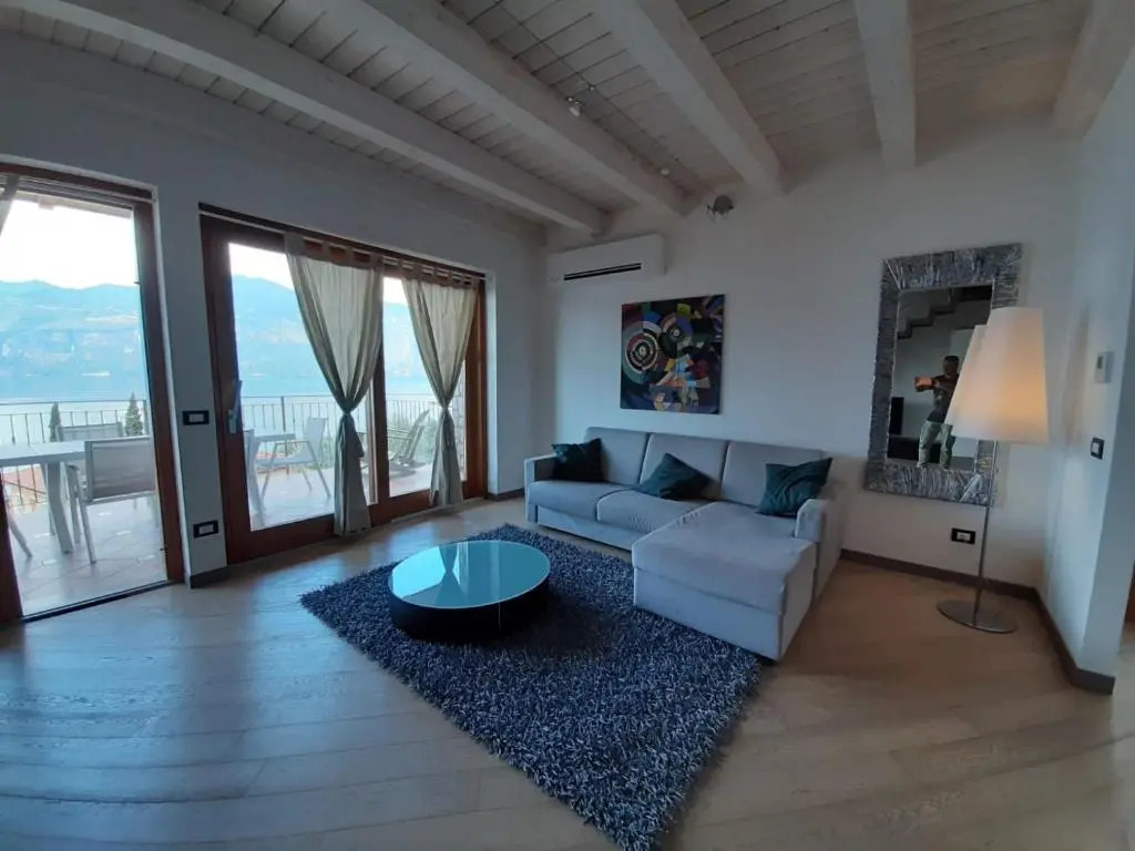 Appartamento DELUXE 1 con vasca idromassaggio vista Lago di Garda, riscaldata, privata e utilizzabile tutto l'anno