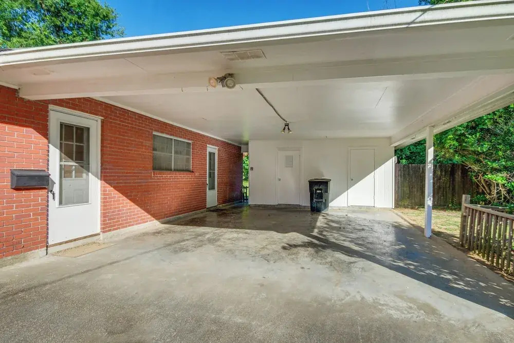 Inviting Vicksburg Home w/ Patio + Charcoal Grill!