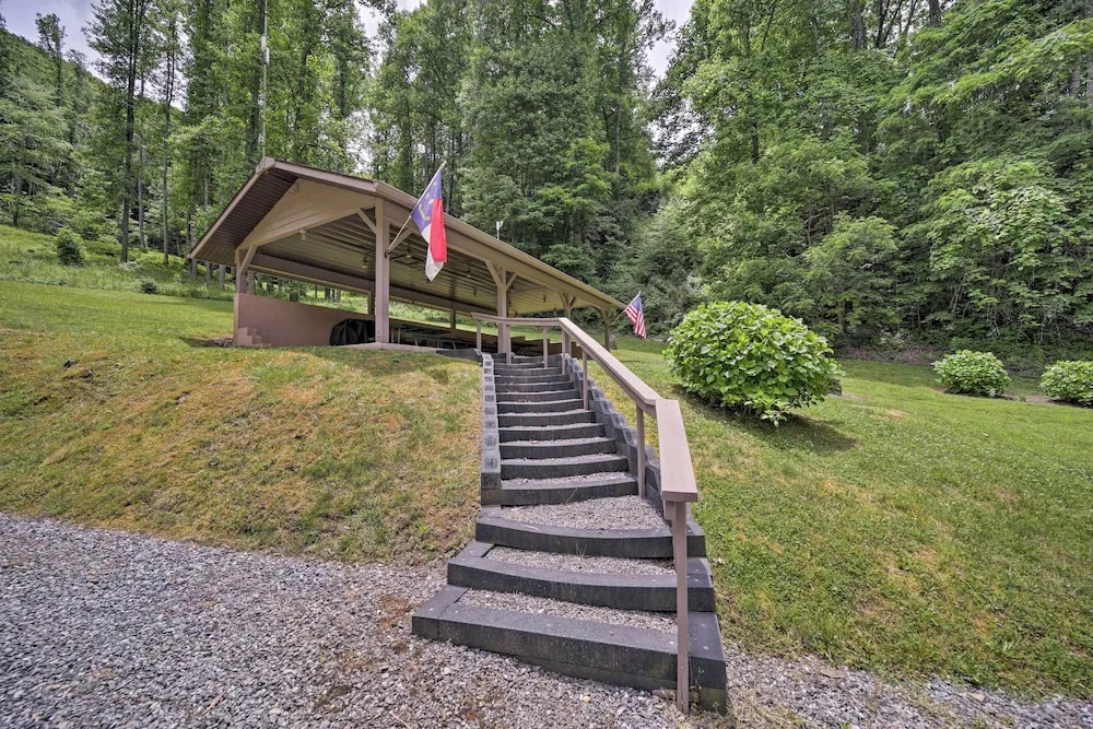 Mountain Escape w/ Hiking ~ 5 Mi to Bryson City!